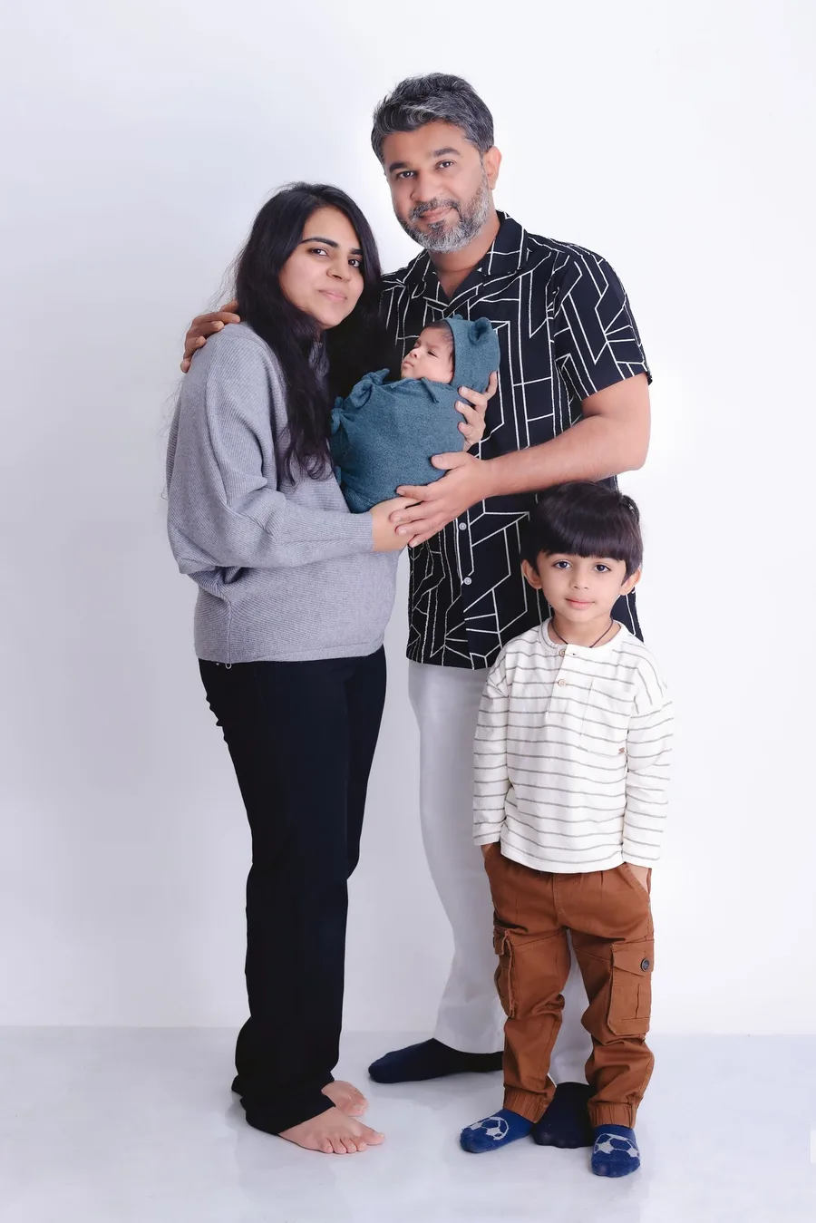 Ensaio de família com os pais e as crianças no estúdio