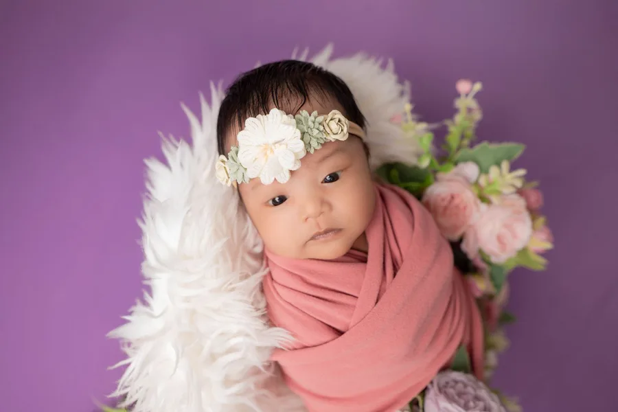 Ensaio newborn com a bebê enrolada em manta
