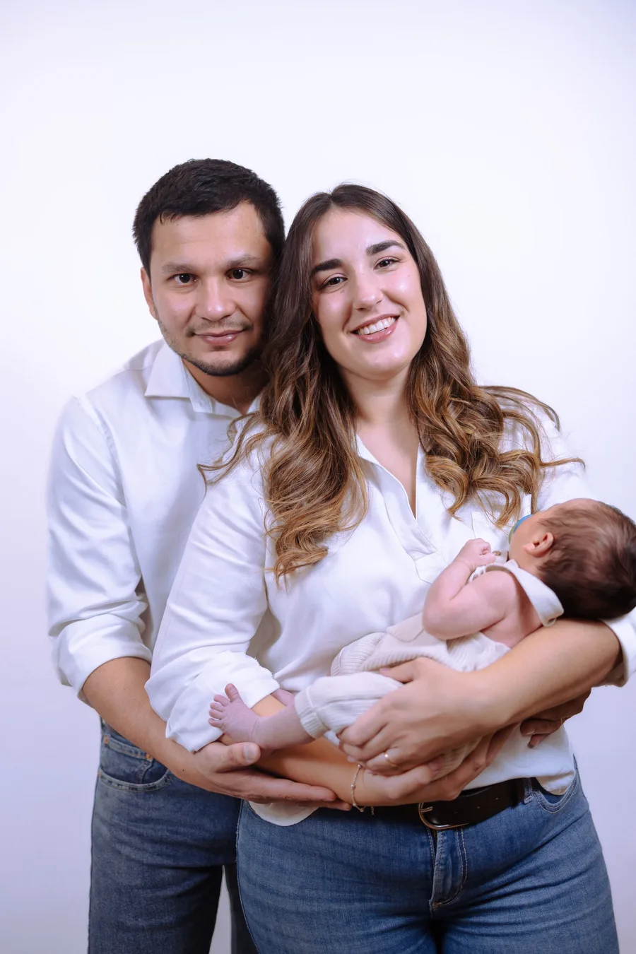 Casal posando com o recém-nascido no colo